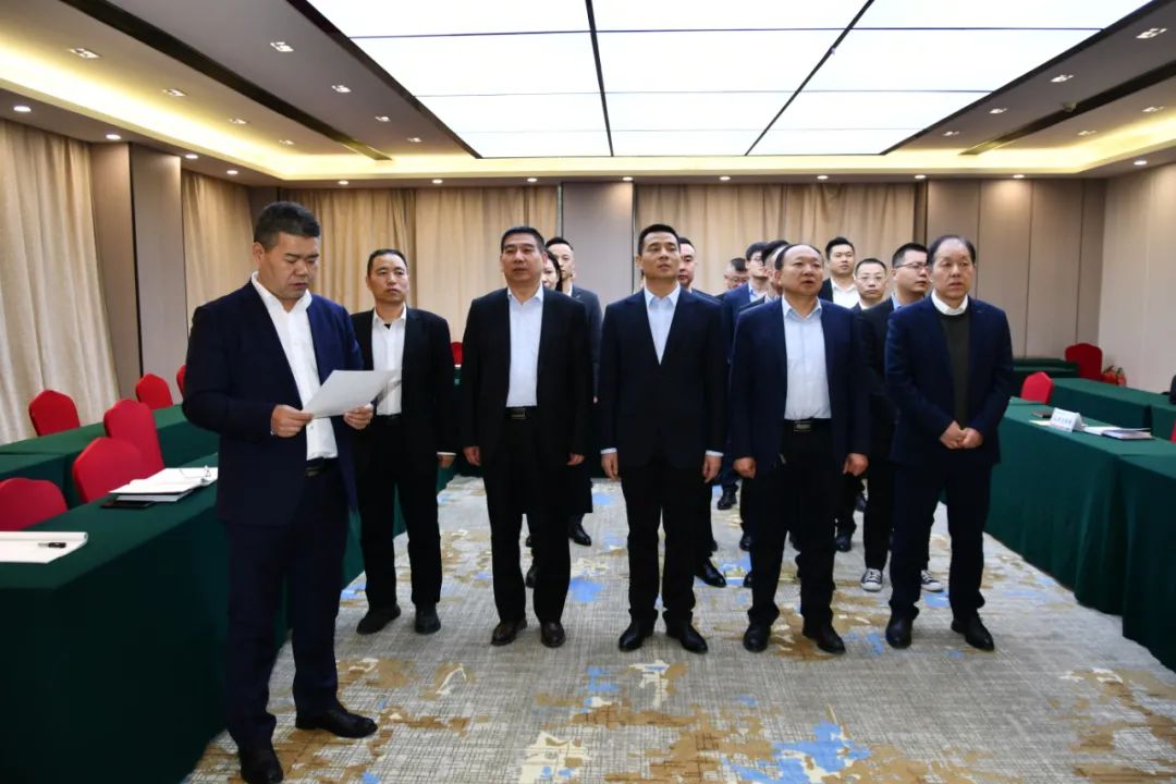 龍鋼集團(tuán)召開“三心承諾”啟動(dòng)儀式暨商務(wù)禮儀培訓(xùn)會(huì)
