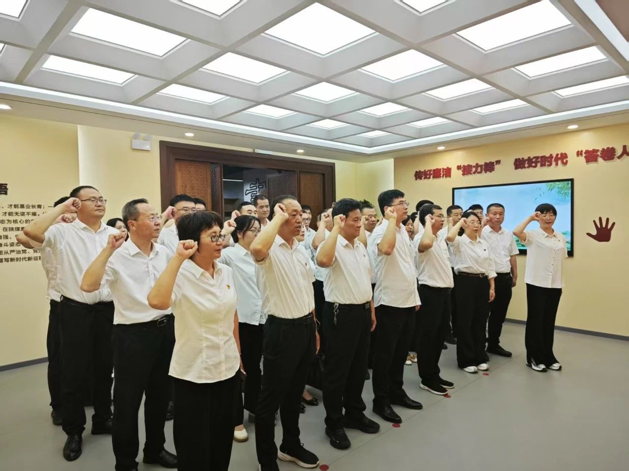 高溫熔爐煉精鋼 警示教育鑄廉心—龍鋼集團2025年警示教育活動側(cè)記