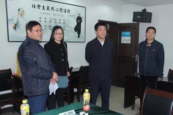 集團領(lǐng)導為備戰(zhàn)“昆鋼杯”棋牌賽隊員鼓勁加