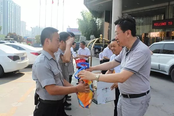 陜鋼集團領導給高溫崗位員工“送清涼” 陜鋼集團領導給高溫崗位員工“送清涼”