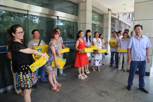 龍鋼集團黨政工領(lǐng)導(dǎo)到韓城片區(qū)慰問“送清涼” 龍鋼集團黨政工領(lǐng)導(dǎo)到韓城片區(qū)慰問“送清涼”