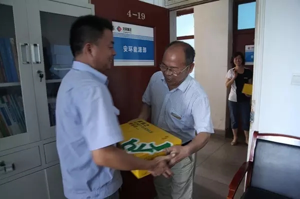 龍鋼集團(tuán)公司領(lǐng)導(dǎo)為廣大職工“送清涼” 龍鋼集團(tuán)公司領(lǐng)導(dǎo)為廣大職工“送清涼”