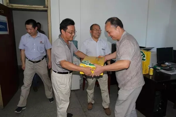 龍鋼集團(tuán)公司領(lǐng)導(dǎo)為廣大職工“送清涼” 龍鋼集團(tuán)公司領(lǐng)導(dǎo)為廣大職工“送清涼”