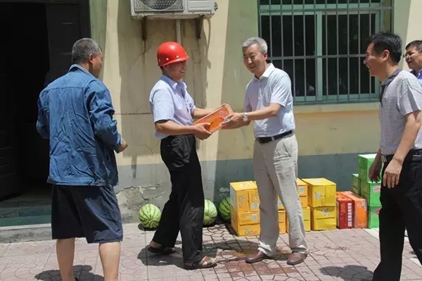 龍鋼集團(tuán)公司領(lǐng)導(dǎo)為廣大職工“送清涼” 龍鋼集團(tuán)公司領(lǐng)導(dǎo)為廣大職工“送清涼”