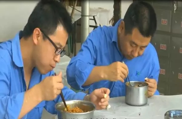 職工食堂飯菜改革  讓“眾口難調(diào)”不再難---華富新能源公司“兩學一做”教育活動側記