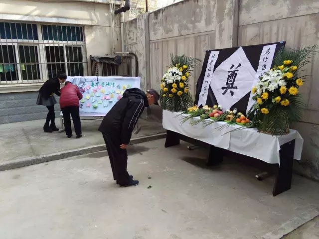 西鋼物業(yè)小區(qū)舉行首場(chǎng)公祭活動(dòng) 鮮花環(huán)保祭親人
