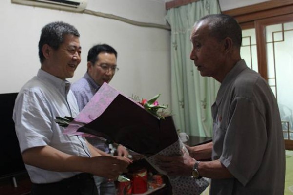 胡保存到西鋼公司、紅光物流公司慰問看望困難老黨員