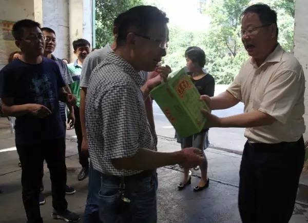 董銀師、史明奇、陳輝一行到基層單位慰問送清涼