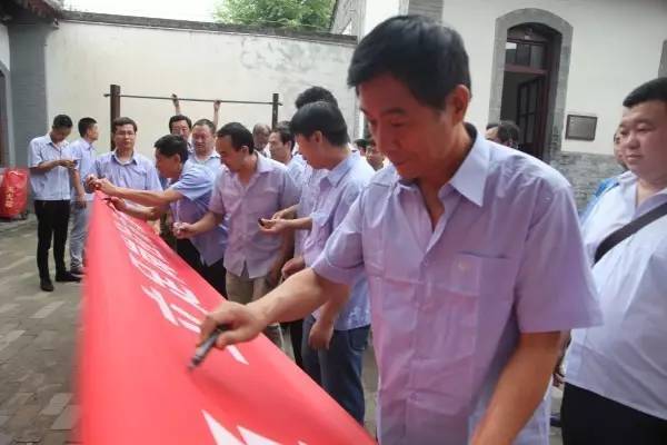 龍鋼集團開展紀念建軍90周年復(fù)轉(zhuǎn)退伍軍人革命傳統(tǒng)教育活動