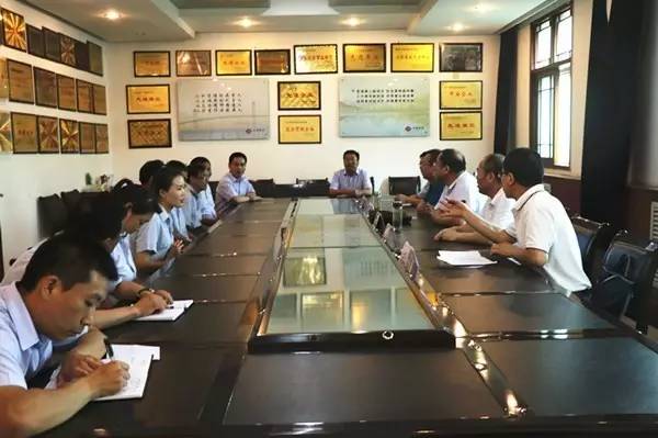 董銀師李武強(qiáng)唐鑫一行到大西溝礦業(yè)公司慰問(wèn)困難黨員及職工