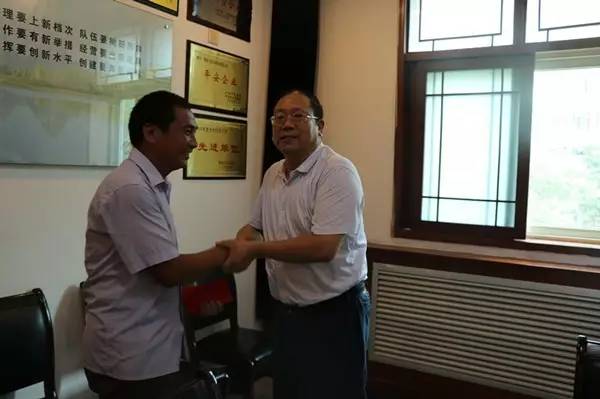 董銀師李武強(qiáng)唐鑫一行到大西溝礦業(yè)公司慰問(wèn)困難黨員及職工