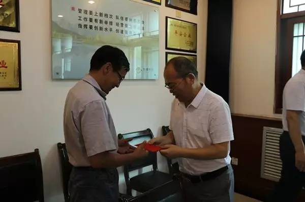 董銀師李武強(qiáng)唐鑫一行到大西溝礦業(yè)公司慰問(wèn)困難黨員及職工