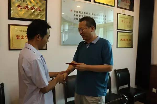 董銀師李武強(qiáng)唐鑫一行到大西溝礦業(yè)公司慰問(wèn)困難黨員及職工