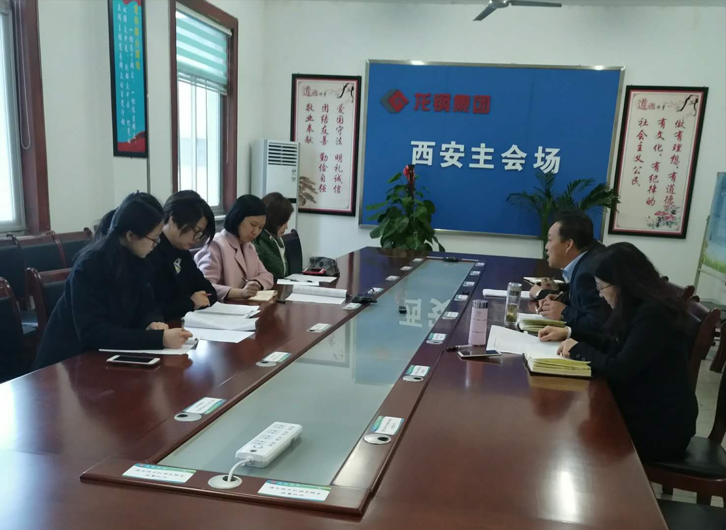 陜煤集團(tuán)財(cái)務(wù)公司領(lǐng)導(dǎo)來龍鋼集團(tuán)調(diào)研