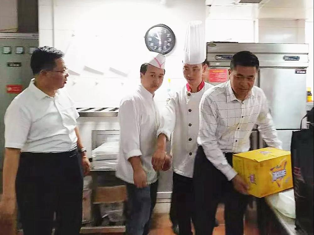 酒店板塊開展“不忘初心、牢記使命”主題教育專題調(diào)研、二季度績效考核檢查及送清涼活動