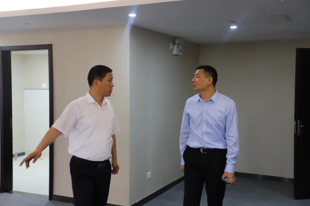 楊召朋深入禹龍國(guó)際酒店工程改造施工現(xiàn)場(chǎng)檢查指導(dǎo)工作